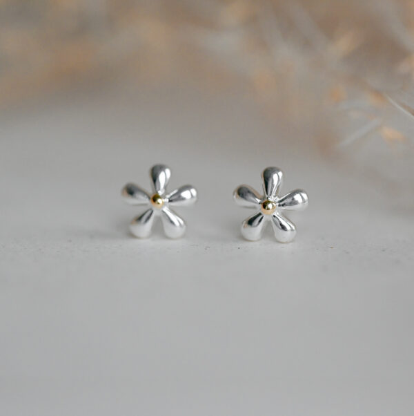 Kanela Silver Stud Earrings "Flower"