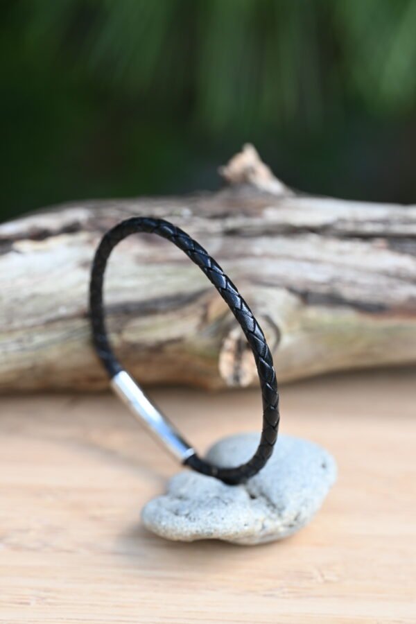 Hilpharakas Leather Bracelet "Single thread"