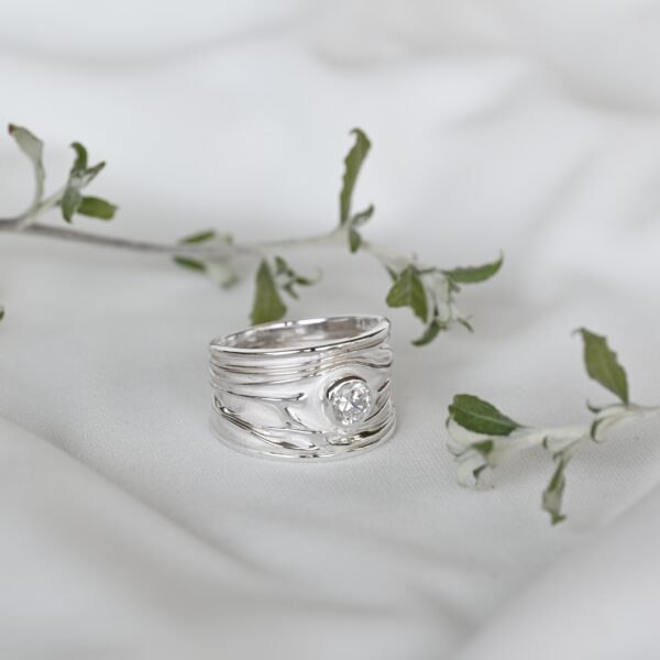 Kanela Silver Ring "Wrinkle Crystal"