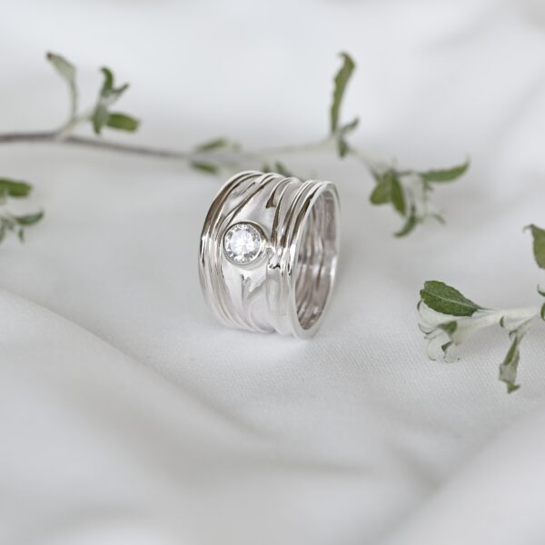 Kanela Silver Ring "Wrinkle Crystal" - Image 2