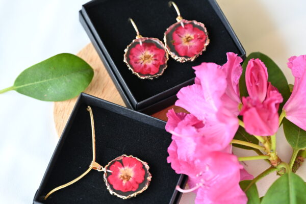 TAIM Resin Necklace “Wild Rose” - Image 3