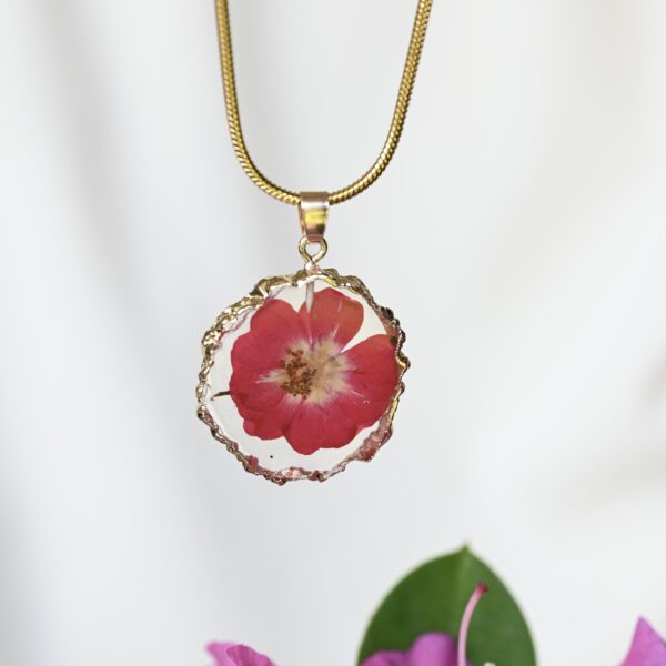 TAIM Resin Necklace “Wild Rose”