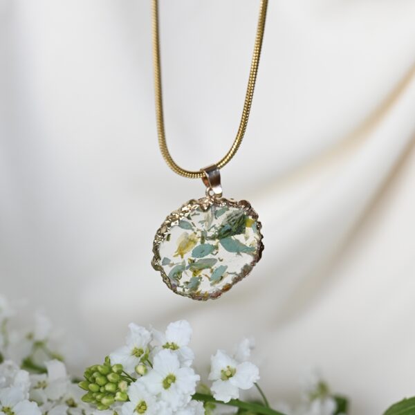 TAIM Resin Necklace “Green Daisy” - Image 2