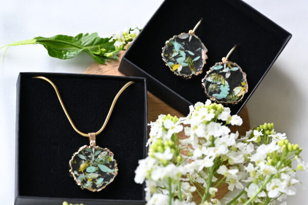 TAIM Resin Earrings “Green Daisy” - Image 4