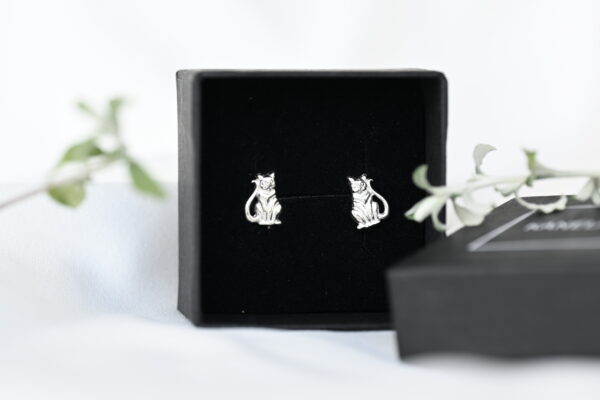 Kanela Silver Stud Earrings "Cat" - Image 2