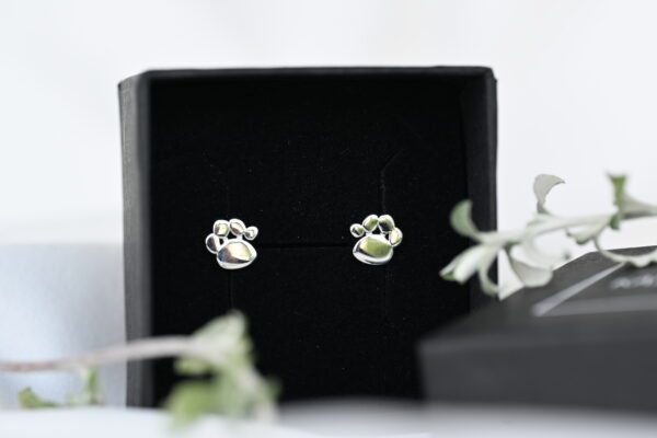 Kanela Silver Stud Earrings "Paw"