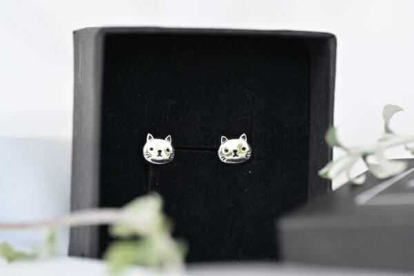Kanela Silver Stud Earrings "Cat"