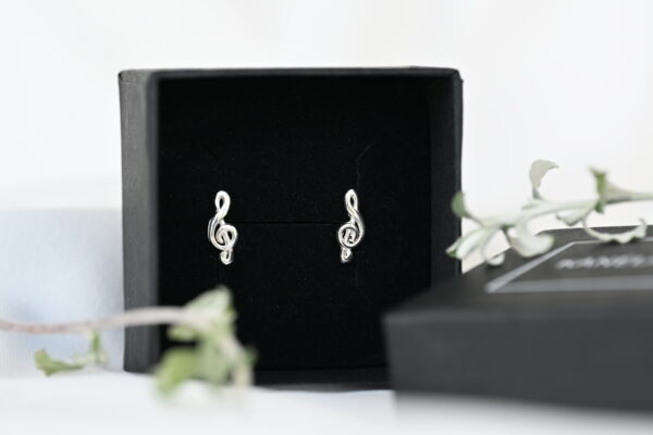 Kanela Silver Stud Earrings "Clef"