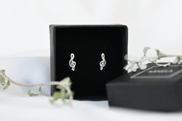 Kanela Silver Stud Earrings "Clef" - Image 2