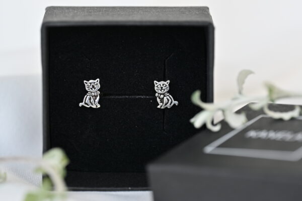 Kanela Silver Stud Earrings "Cat"