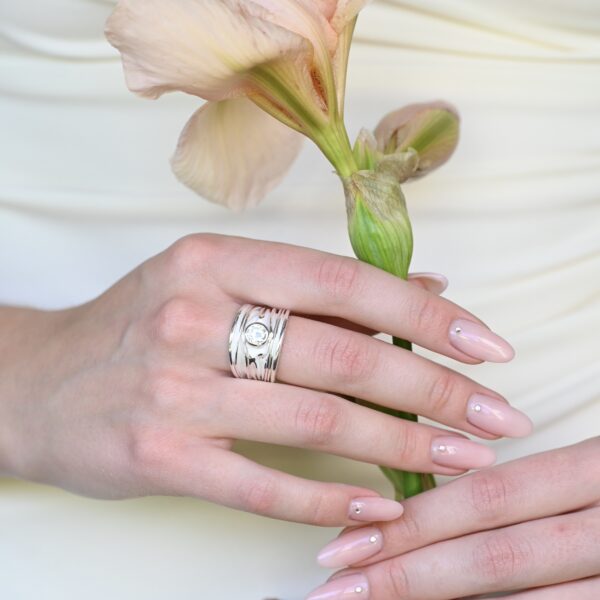 Kanela Silver Ring "Wrinkle Crystal" - Image 5