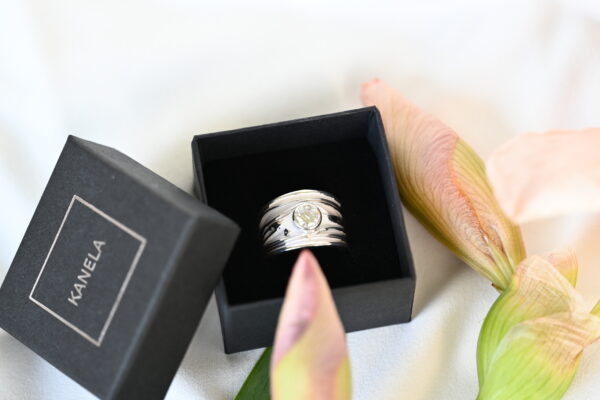 Kanela Silver Ring "Wrinkle Crystal" - Image 4