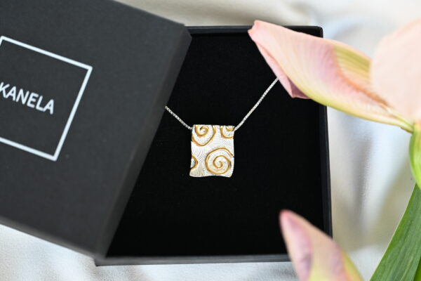 Kanela Silver Necklace "Twist of Gold"
