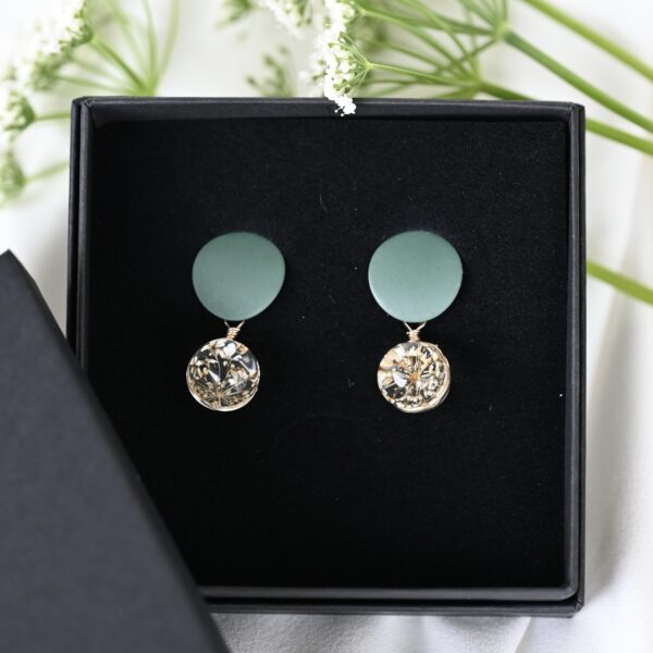 TAIM Small Earrings “Round Dark Green”