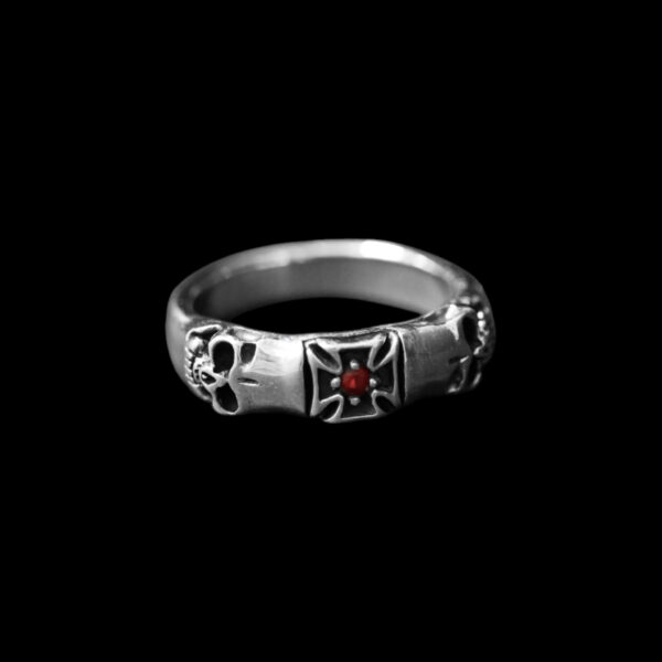 Men’s 925 silver skull and cross ring with ruby stone, oxidized finish – Hilpharakas.