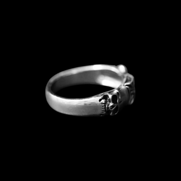 Men’s 925 silver skull and cross ring with ruby stone, oxidized finish – Hilpharakas.
