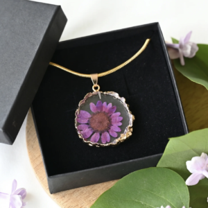 TAIM Resin Necklace “Purple Daisy”